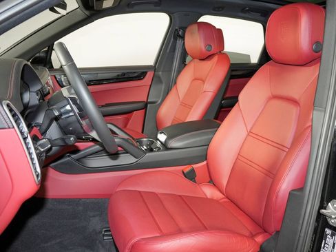 Certified 2023 Porsche Cayenne AWD/4WD image 5