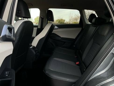 Used 2025 Volkswagen Taos SE image 12