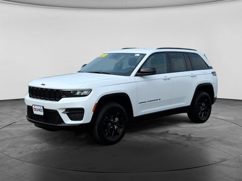 Used 2024 Jeep Grand Cherokee Altitude AWD/4WD image 5