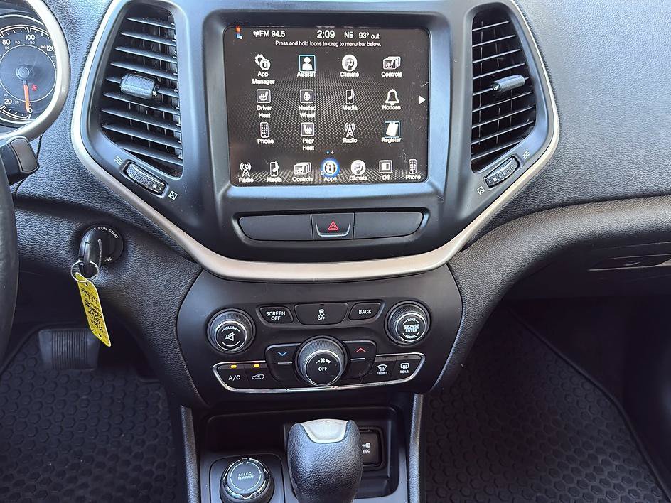 Used 2016 Jeep Cherokee Latitude w/ Cold Weather Group AWD/4WD image 16