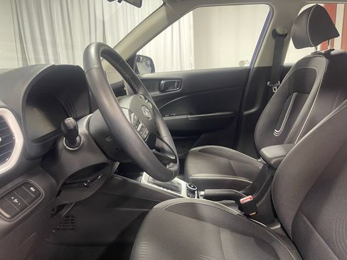 Used 2024 Hyundai Venue Limited FWD image 18