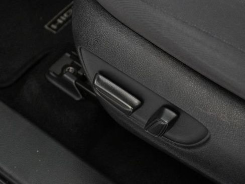Used 2022 Toyota Highlander L FWD image 12