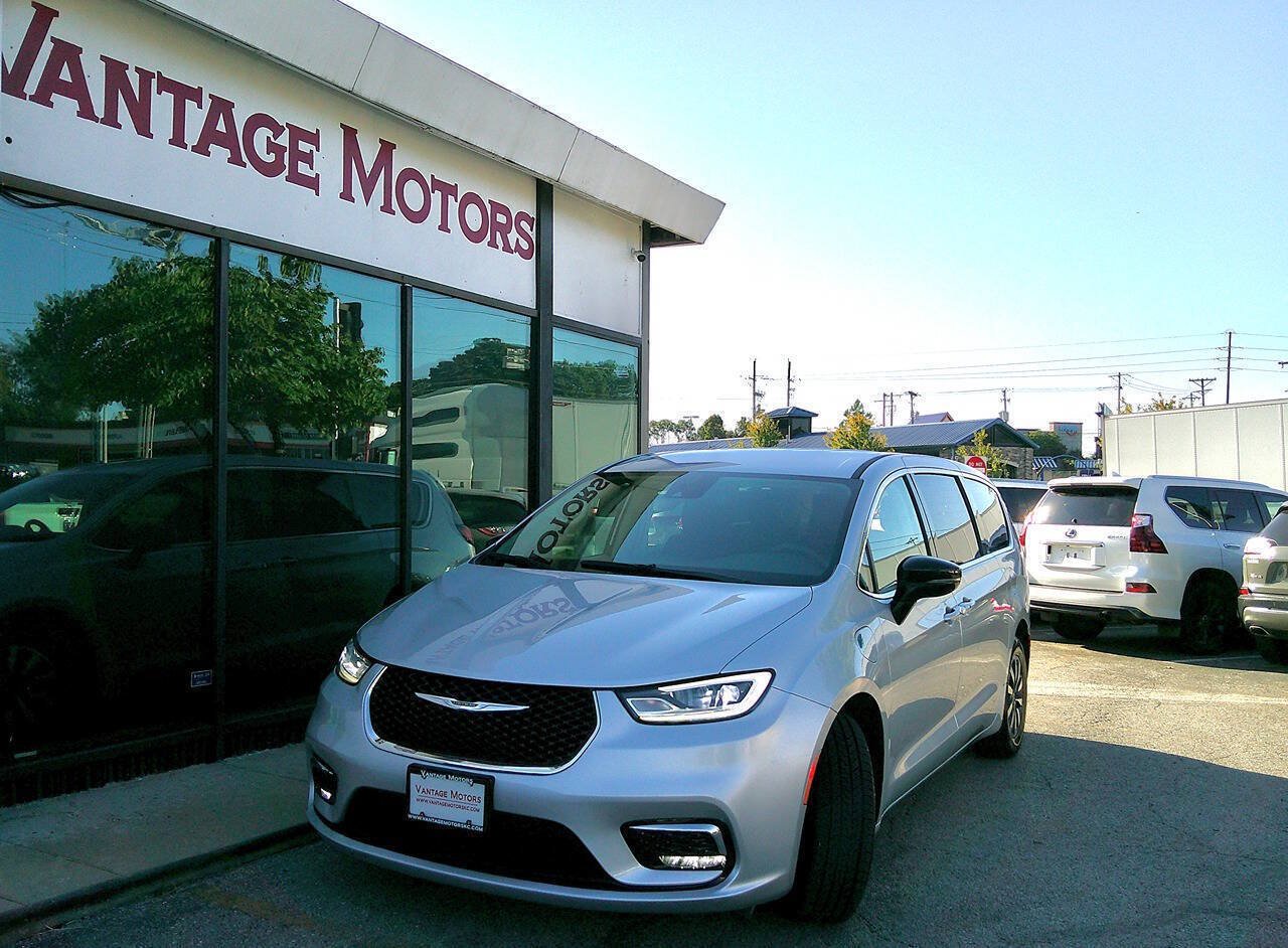 Used 2024 Chrysler Pacifica Limited FWD image 1