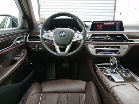 Certified 2022 BMW 750i xDrive w/ Luxury Rear Seating Package image 4