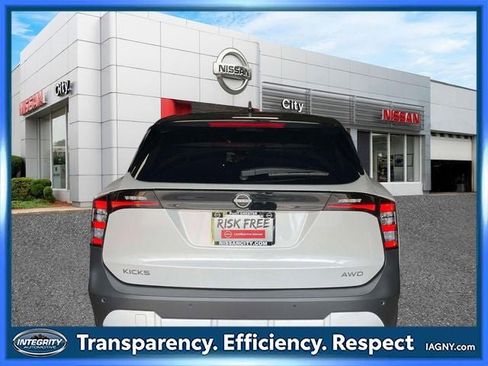 Used 2025 Nissan Kicks SV AWD/4WD image 7