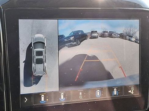 Used 2021 Chevrolet Traverse RS image 21