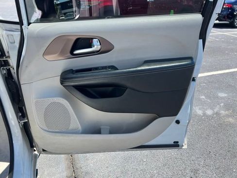 Used 2020 Chrysler Voyager Lxi FWD image 30