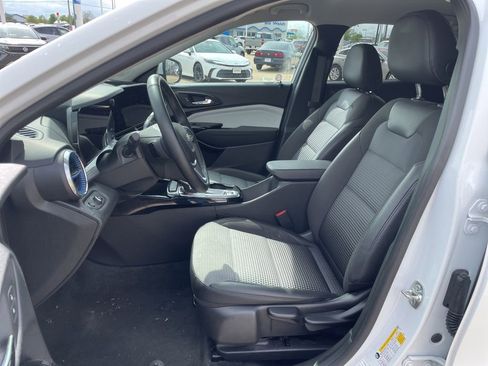 Used 2025 Chevrolet Trax LT w/ LT Convenience Package FWD image 8
