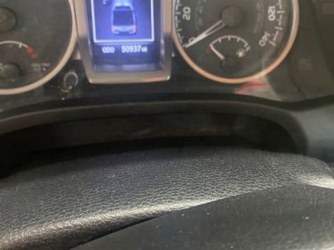 Used 2021 Toyota Tacoma SR5 AWD/4WD image 2
