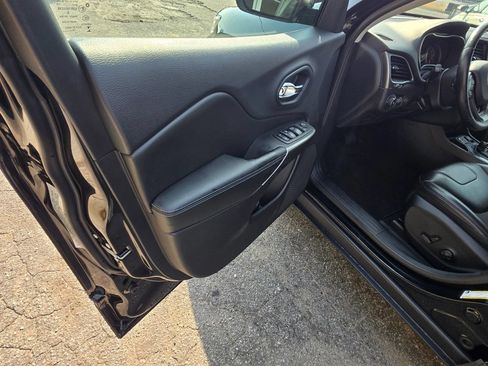 Used 2019 Jeep Cherokee Latitude Plus w/ Comfort/Convenience Group FWD image 8
