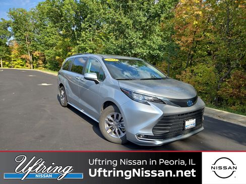 Used 2024 Toyota Sienna XLE image 1