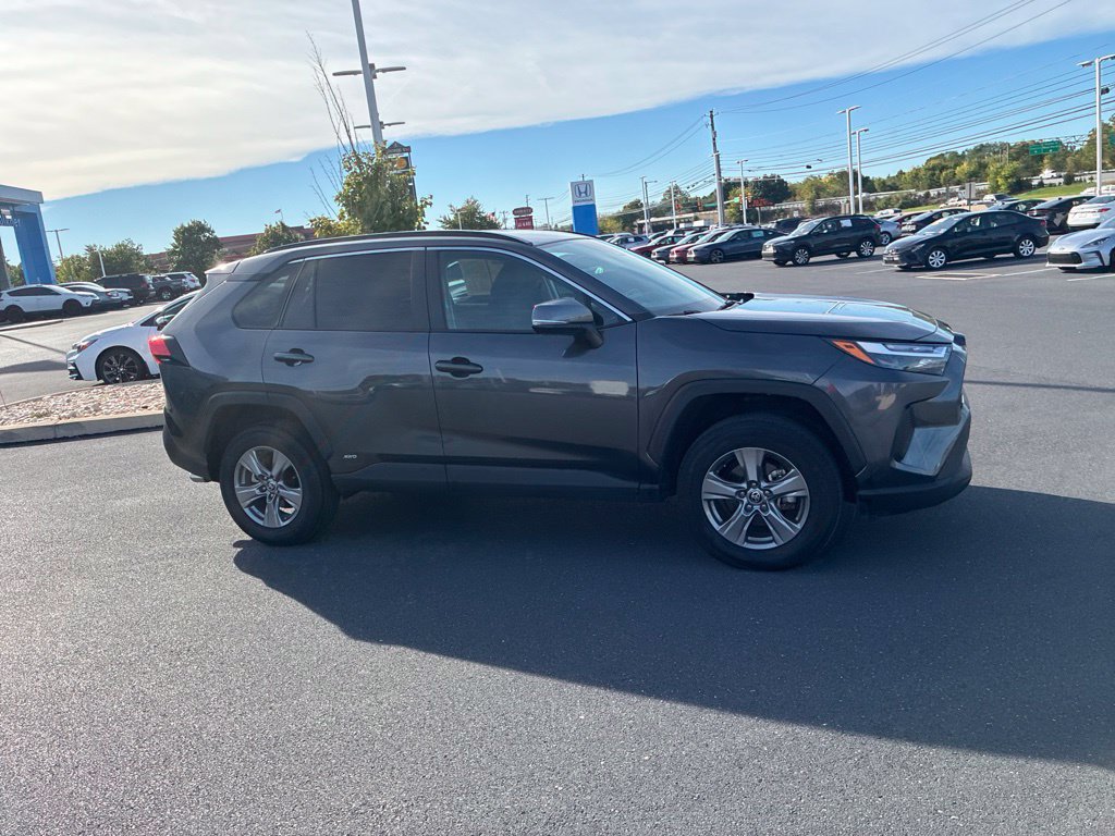 Used 2025 Toyota RAV4 XLE AWD/4WD image 4