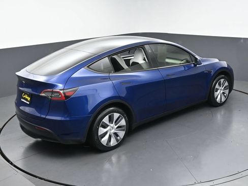 Used 2024 Tesla Model Y 2WD image 39