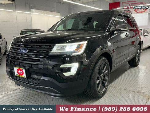 Used 2017 Ford Explorer XLT w/ Equipment Group 202A AWD/4WD image 2
