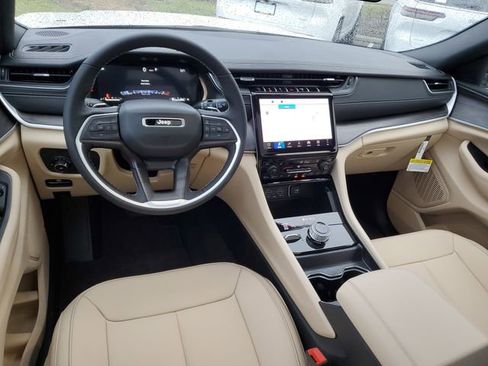 New 2025 Jeep Grand Cherokee L Limited image 9