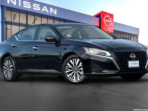 Certified 2024 Nissan Altima 2.5 SV image 1