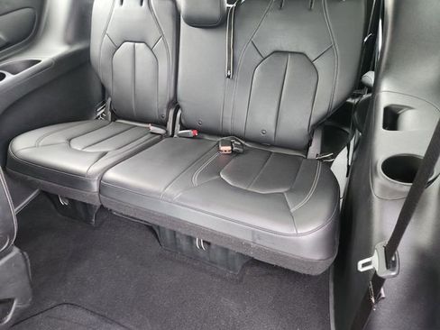 Used 2020 Chrysler Pacifica Touring-L w/ S Appearance Package image 29