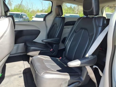 Used 2024 Chrysler Pacifica Touring-L FWD image 7
