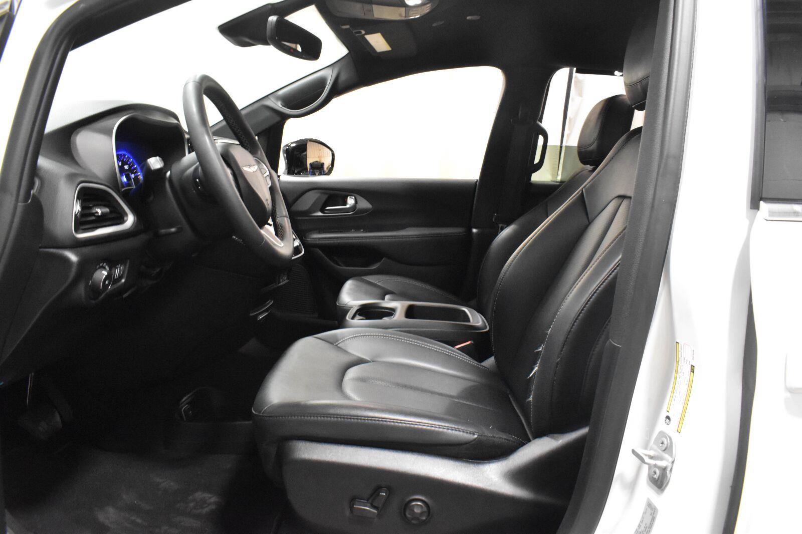 Used 2025 Chrysler Pacifica Select FWD image 3