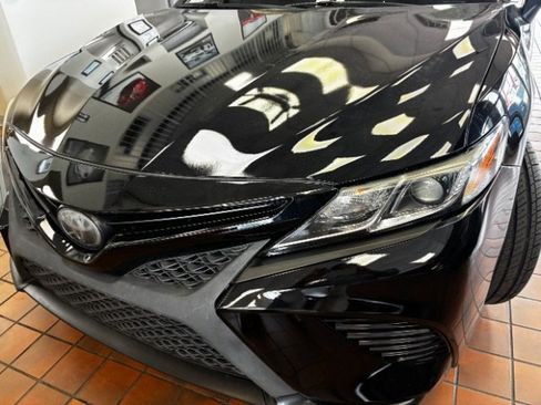 Used 2020 Toyota Camry SE w/ Convenience Package FWD image 9