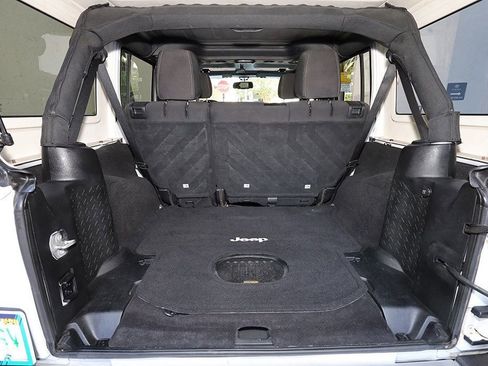 Used 2017 Jeep Wrangler Unlimited Sahara w/ Connectivity Group AWD/4WD image 36