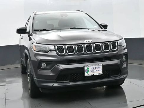 Used 2024 Jeep Compass Latitude AWD/4WD image 3