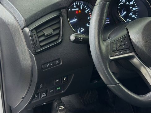 Used 2018 Nissan Rogue SV w/ Premium Package image 11