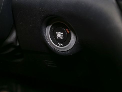 Used 2025 Chrysler Pacifica Select FWD image 33