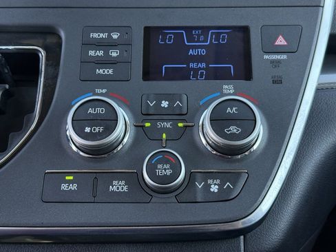 Certified 2019 Toyota Sienna SE image 28