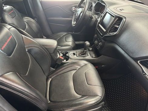 Used 2019 Jeep Cherokee Trailhawk AWD/4WD image 4