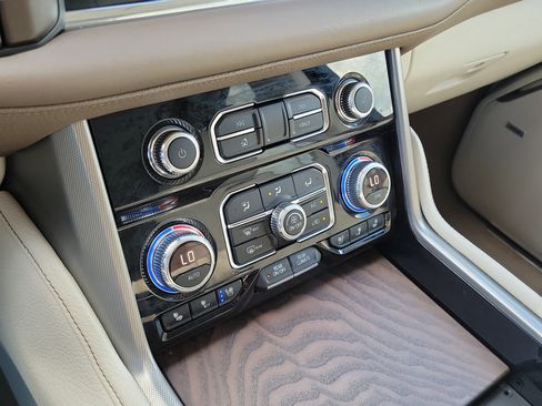 Used 2021 GMC Yukon Denali w/ Denali Premium Package image 24