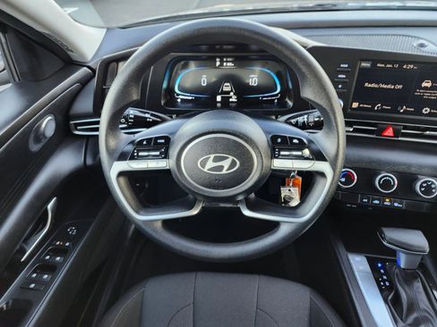 Certified 2025 Hyundai Elantra SE image 13