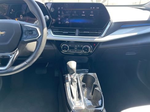 Used 2025 Chevrolet Trax LT w/ LT Convenience Package image 17