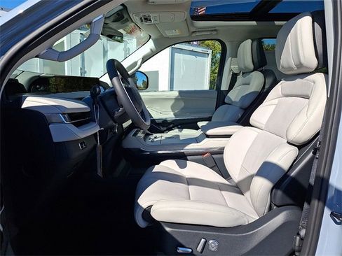 New 2025 Lincoln Navigator Reserve image 6