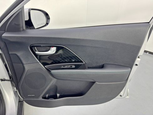 Used 2021 Kia Niro EX Premium w/ Cold Weather Package image 39