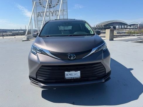 Used 2021 Toyota Sienna LE w/ LE Plus Package AWD/4WD image 8