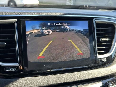 Used 2024 Chrysler Pacifica Touring-L image 4