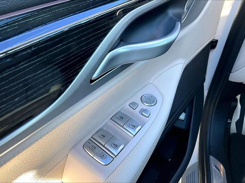 Used 2022 BMW 740i w/ M Sport Package image 33