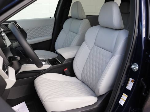 Used 2025 Mitsubishi Outlander 4WD Plug-In Hybrid image 4