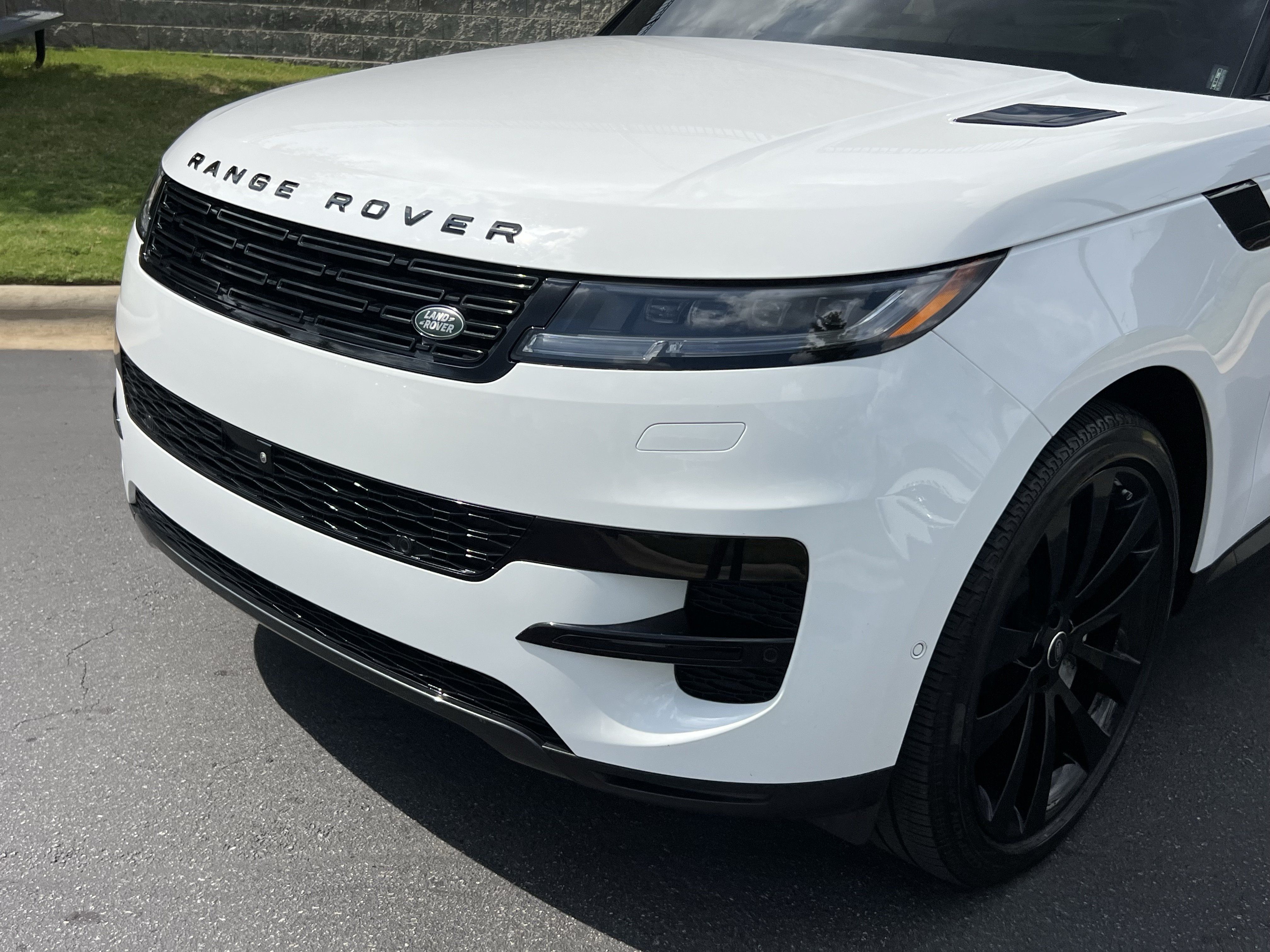 Used 2025 Land Rover Range Rover Sport SE AWD/4WD image 11