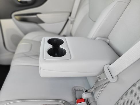 Used 2020 Jeep Cherokee Limited image 35