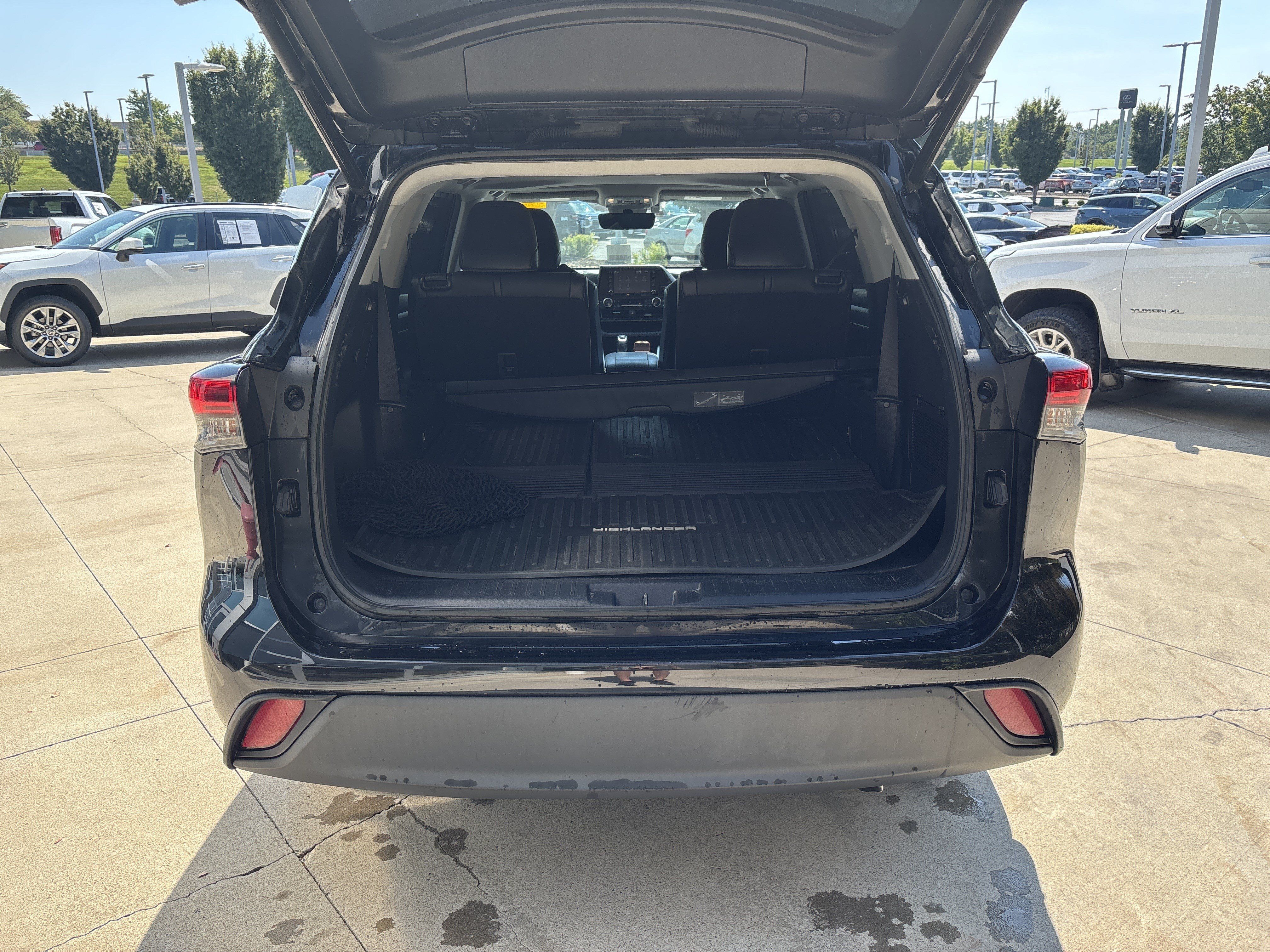 Used 2020 Toyota Highlander XLE AWD/4WD image 28
