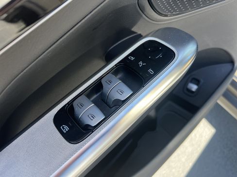 Used 2024 Mercedes-Benz GLC 300 4MATIC image 15