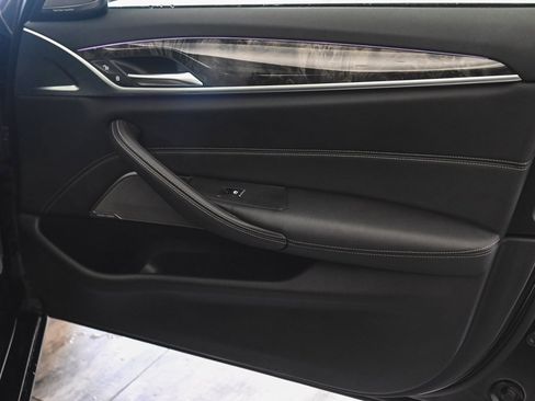 Used 2023 BMW 530e xDrive w/ Premium Package image 11