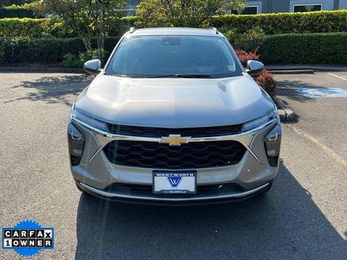 Used 2025 Chevrolet Trax LT w/ LT Convenience Package FWD image 2