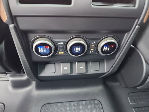 New 2024 Land Rover Defender 110 SE image 24