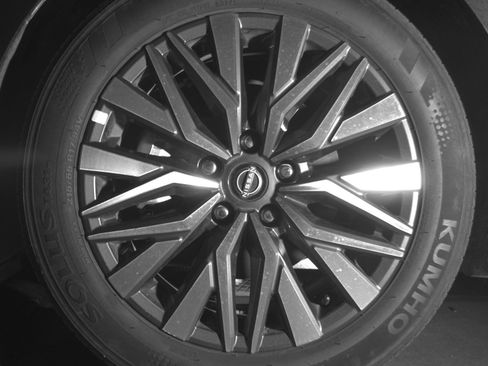 Used 2025 Nissan Altima 2.5 SV FWD image 12