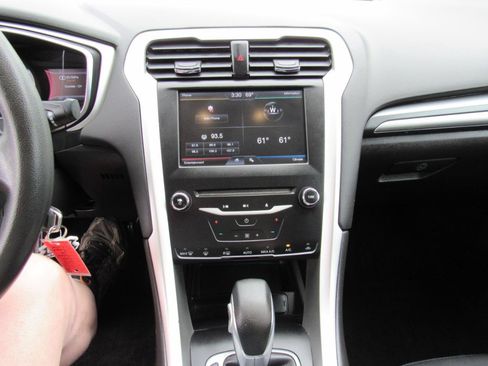 Used 2013 Ford Fusion SE FWD image 18