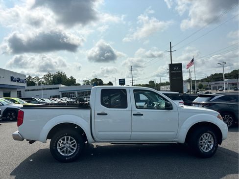 Used 2015 Nissan Frontier SV AWD/4WD image 3