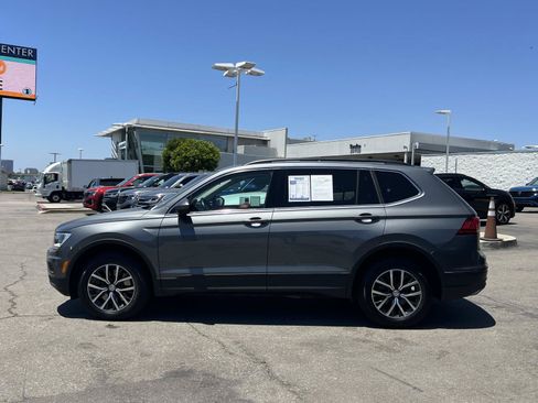 Used 2019 Volkswagen Tiguan SE w/ Panoramic Sunroof Package FWD image 2
